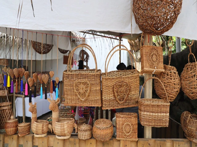 Buying wicker handicrafts in Tapijulapa Magical Town
