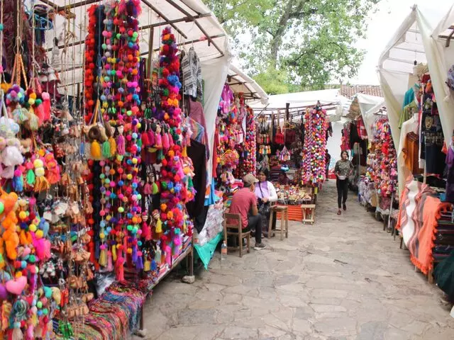 Buy local handicrafts in San Cristóbal de las Casas